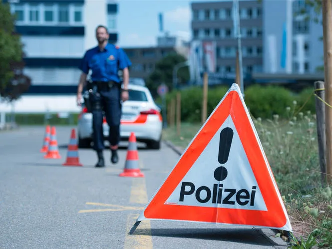 triopan_03_preview_0 Die Stapo informierte über die gesperrte General-Guisan-Strasse. (Symbolbild: zvg)