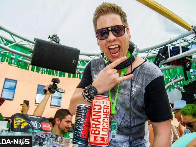 love_nation_lovemobile_streetparade2016_040 Für Mr.Da-Nos ist die Street Parade das grösste Highlight des Jahres. (Bild: mrdanos.com), Die gute Stimmung auf seinem Lovemobile ist legendär. (Bild: mrdanos.com), Die Tickets waren innert zehn Minuten ausverkauft. (Bild: mrdanos.com), Für seine Arbeit wurde er bereits mehrfach ausgezeichnet, unter anderem mit dem «Swiss Music Award». (Bild: mrdanos.com), In diesem Jahr stehen die Farben Weiss/Gold im Fokus. (Bild: mrdanos.com)