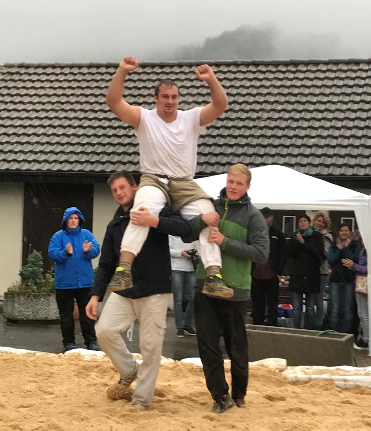 schwinget_2 Beda Arztmann...
(Bild: zvg), ...Andri Anliker...
(Bild: zvg), und Nino Anliker durften sich als Sieger feiern lassen.
(Bild: zvg)