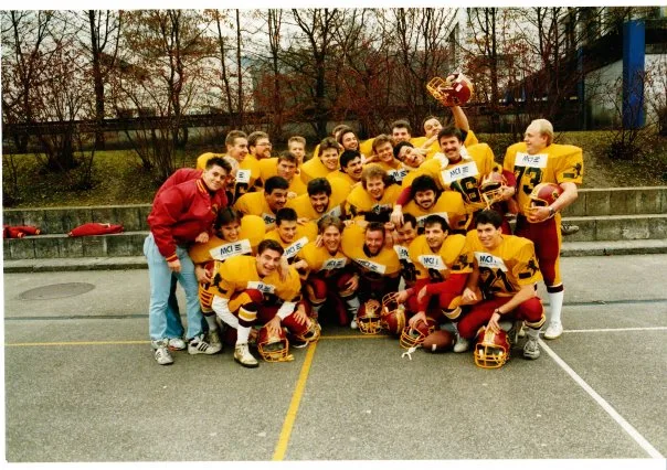 team_1991 Die Winterthur Warriors zu ihren Anfangszeiten im Jahr 1991.
(Bild: zvg) , Zwei Jahre später, 1993, hatte sich die Sportart in Winterthur bereits etwas etabliert.
(Bild: zvg), 1995 hatte sich die Mannschaft vergrössert. Heute, 2017, zählt der Verein 400 Mitglieder, darunter 280 Aktive.
(Bild: zvg), Die erste Mannschaft der Winterthur Warriors möchte sich an der Spitze der Nationalliga A positionieren.
(Bild: zvg) , Auch die U19-Mannschaft bildet ein grosses Kader.
(Bild: zvg)