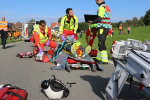 z_1_20_img_4077_-_kopie_0 Ein Notarzt der Regio 144 (mitte) versorgt zusammen mit anderen Rettungskräften einen der «Schwerverletzten». (Bilder: Ernst Hilfiker), Notärzte der «Regio» bei einer ersten Absprache mit dem Einsatzleiter., Ein «Regio»-Team betreut einen soeben aus einem der verunfallten Personenwagen befreiten «Verletzten». , «Verletzte» warten auf den Transport ind Spital., Weil bei dem Carunfall auch eine Chemikalie im Spiel war, mussten entsprechende Fachleute aufgeboten werden.