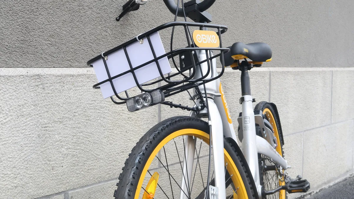 img_7277 Die gelben oBikes sind seit circa zwei Wochen in Winterthur in Betrieb.
(Bild: Talina Steinmetz), Anette Locher, 43, aus Winterthur: «Ich bin skeptisch. Die oBikes haben nur einen Gang. Eine Steigung kann zum Hindernis werden. Zudem hat es in Winterthur bereits jetzt fast keinen Platz mehr für alle Fahrräder.»
(Bild: Talina Steinmetz) , Renate Kunz, 58, aus Winterthur: «Das Konzept der Leihvelos ist genial. Wäre ich in einer anderen Stadt, würde ich das Angebot ganz bestimmt nutzen. Einzig Vandalen könnten ein Problem werden. Das wäre sehr schade.»
(Bild: Talina Steinmetz) , Uwe Schreyer, 52, aus Neschwil: «Wenn ich mit dem Auto aus dem Tösstal komme, muss ich einen Parkplatz suchen. Mit einem Leihvelo könnte ich das Auto ausserhalb parken und dann in die Stadt radeln.»
(Bild: Lars-Eric Windhab), Nicole Marek, 41, aus Dinhard: «In einer fremden Stadt würde ich mir vermutlich auch ein Velo ausleihen. Zum Beispiel um eine Stadtbesichtigung zu machen. Ich finde es gut, dass so mehr Leute zum Radfahren animiert werden. Der Umwelt zuliebe.»
(Bild: Lars-Eric Windhab) , Auf einer App kann das Velo bezahlt und aufgeschlossen werden.
(Bild: Talina Steinmetz), Die oBikes können an beliebigen und vorzugsweise verkehrsnahen Plätzen abgestellt und abgeholt werden.
(Bild: Talina Steinmetz
(Bild: Talina Steinmetz)