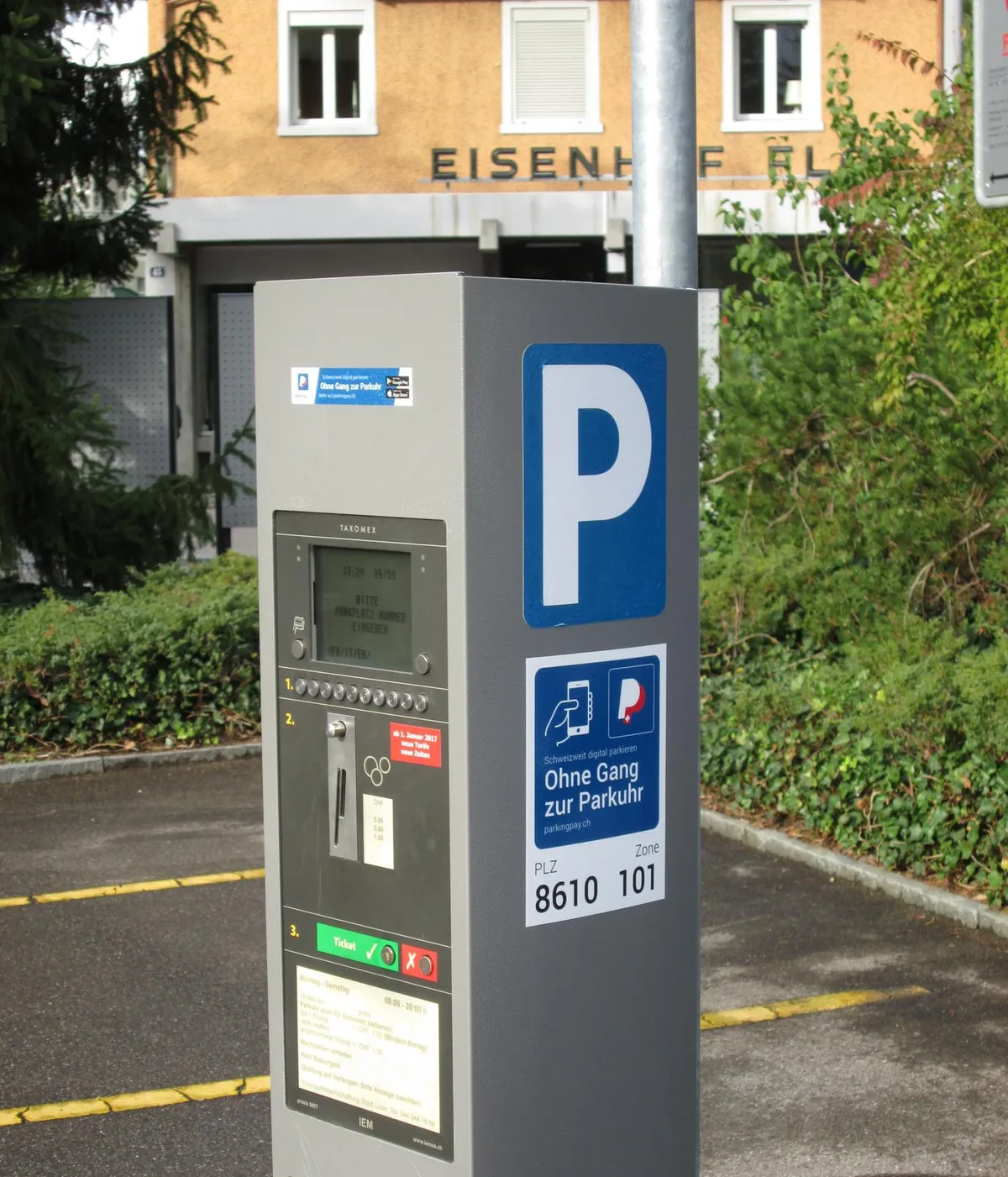 So sehen die neuen Hinweise auf den Parkuhren in Uster aus. (zvg)