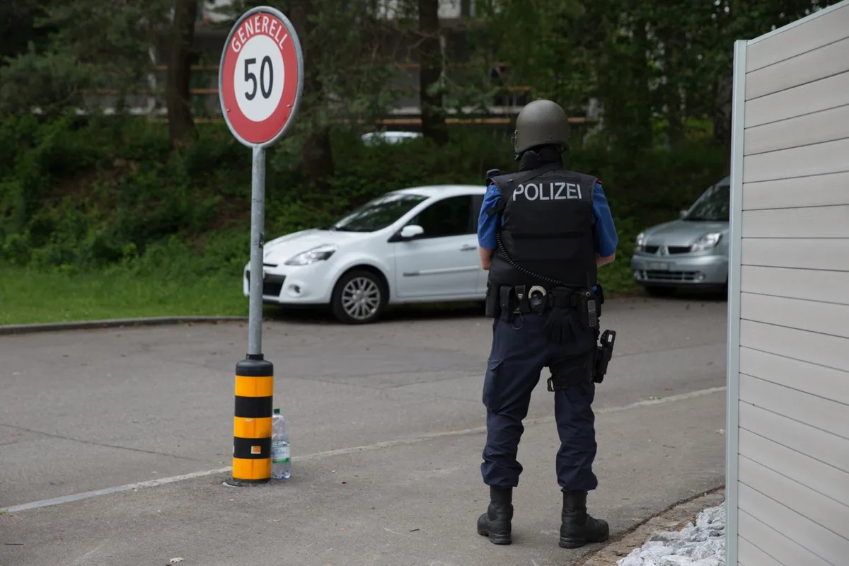 uster_09062017_polizeieinsatz_nag-4_preview Aus Sicherheitsgründen hatte die Polizei das Haus, in dem der drohende Ustermer Senior wohnte, umstellt und das Quartier abgesperrt. (Archivbild: Nathalie Guinand)