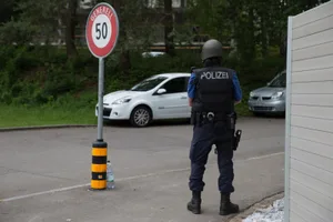 uster_09062017_polizeieinsatz_nag-4_preview Aus Sicherheitsgründen hatte die Polizei das Haus, in dem der drohende Ustermer Senior wohnte, umstellt und das Quartier abgesperrt. (Archivbild: Nathalie Guinand)