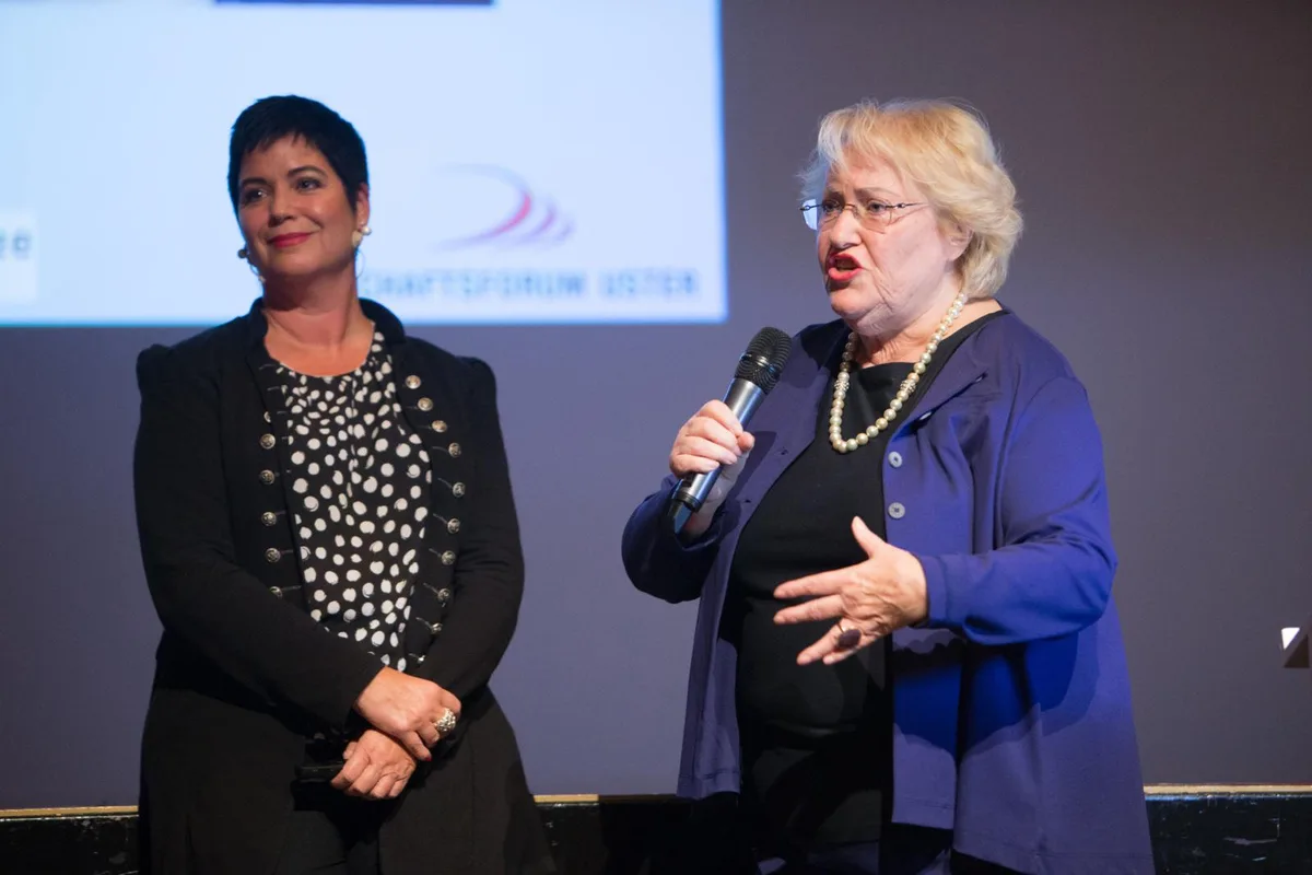 Maya und Julia Onken (rechts) sprachen über die Verständigungsprobleme der Geschlechter. 
(Nathalie Guinand)