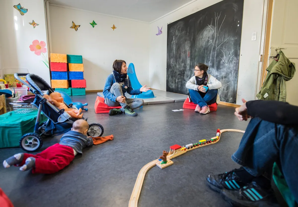 uster_20092017_stillberaterin_sbo_8_preview Will Mütter motivieren, mehr auf sich selbst zu hören: Stillberaterin Annette Saloma (links) beim Stilltreff im Familienzentrum Uster.
(Bild: Seraina Boner)