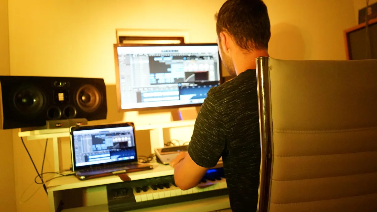 dominik_perino_2 Der Winterthurer Dominik Perino produziert seit seinem elften Lebensjahr Musik.
(Bild: zvg) , Einer seiner Beats wurde zu einem der grössten Hits des Rapper Mimiks: «Beastmode».
(Bild: zvg)