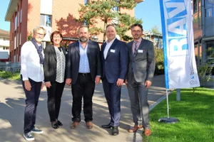 gruppe_arbeitgeberanlass_rav_20170921 Die Veranstalter des Arbeitgeberanlasses im Wagerenhof (von links): Ursina Mayer, Leiterin RAV Fehraltorf, Astrid Erdmann, Leiterin RAV Rüti, Andreas Dürst, Leiter Wagerenhof Uster, Edgar Spieler, Bereichsleiter Arbeitsmarkt AWA, Marcel Langhi, Leiter RAV Uster. (zvg), Bei einem Apéro hatten die Arbeitgebervertreter Gelegenheit, sich untereinander auszutauschen. (Christian Brändli), Bei einem Apéro hatten die Arbeitgebervertreter Gelegenheit, sich untereinander auszutauschen. (Christian Brändli), Bei einem Apéro hatten die Arbeitgebervertreter Gelegenheit, sich untereinander auszutauschen. (Christian Brändli), Marcel Langhi (links), Leiter des RAV Uster, im Gespräch mit dem Stimmenkünstler Martin O. (Christian Brändli)