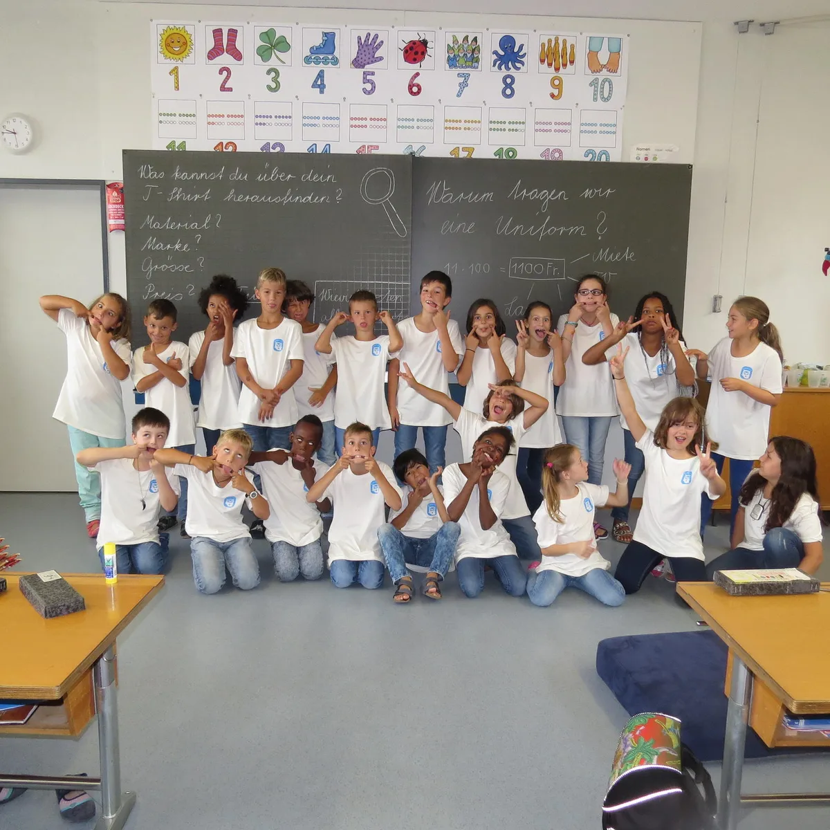schuluniform_klassenfoto Die dritte Klasse vom Schulhaus Langwiesen-Wyden freut sich über das Projekt mit den Schuluniformen.
(Bild: zvg), Sophie Fischbacher, 8, aus Winterthur: «Ich fand das Thema von Anfang an sehr spannend. Bisher war ich noch nie gleich wie andere Schüler angezogen. Das Shirt und die Jeans gefallen mir. Ich bin aber froh, dass wir nicht jeden Tag die Uniform tragen mussten. Das hätte ich blöd und langweilig gefunden.», Yannis Odin, 9, aus Winterthur: «Als Frau Jetter die Schuluniform vorschlug, war ich sehr aufgeregt. Kinder von anderen Klassen fragten uns, warum wir die gleichen Sachen tragen und waren ziemlich neidisch auf unser Projekt. Ich gestalte mein T-Shirt als Fussballtrikot um, das finde ich cool.» , Chakrit Kongsawat, 8, aus Winterthur: «Am Anfang hatte ich Angst, dass wir altmodische Kleider anziehen müssen. Aber unsere Lehrerinnen haben coole T-Shirts ausgewählt. Ich bin aber erleichtert, dass das Projekt jetzt vorbei ist – ich wähle meine Kleider lieber selber aus, nicht meine Lehrerinnen.», Die Kinder feierten die Schuluniform auch auf dem Pausenplatz.
(Bild: zvg)