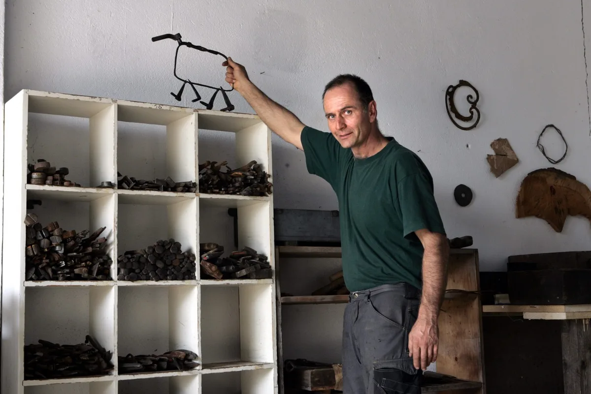 rene_naef Verrostete Türangeln finden in René Naefs Werken gleichwohl Verwendung wie ausgediente Schrauben oder alte Holzbretter. (Bilder: Andreas Leisi), Verrostete Türangeln finden in René Naefs Werken gleichwohl Verwendung wie ausgediente Schrauben oder alte Holzbretter. (Bilder: Andreas Leisi), Verrostete Türangeln finden in René Naefs Werken gleichwohl Verwendung wie ausgediente Schrauben oder alte Holzbretter. (Bilder: Andreas Leisi), Verrostete Türangeln finden in René Naefs Werken gleichwohl Verwendung wie ausgediente Schrauben oder alte Holzbretter. (Bilder: Andreas Leisi)