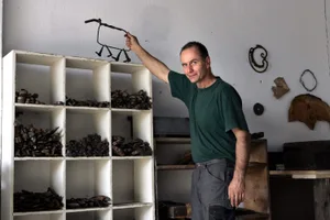 rene_naef Verrostete Türangeln finden in René Naefs Werken gleichwohl Verwendung wie ausgediente Schrauben oder alte Holzbretter. (Bilder: Andreas Leisi), Verrostete Türangeln finden in René Naefs Werken gleichwohl Verwendung wie ausgediente Schrauben oder alte Holzbretter. (Bilder: Andreas Leisi), Verrostete Türangeln finden in René Naefs Werken gleichwohl Verwendung wie ausgediente Schrauben oder alte Holzbretter. (Bilder: Andreas Leisi), Verrostete Türangeln finden in René Naefs Werken gleichwohl Verwendung wie ausgediente Schrauben oder alte Holzbretter. (Bilder: Andreas Leisi)