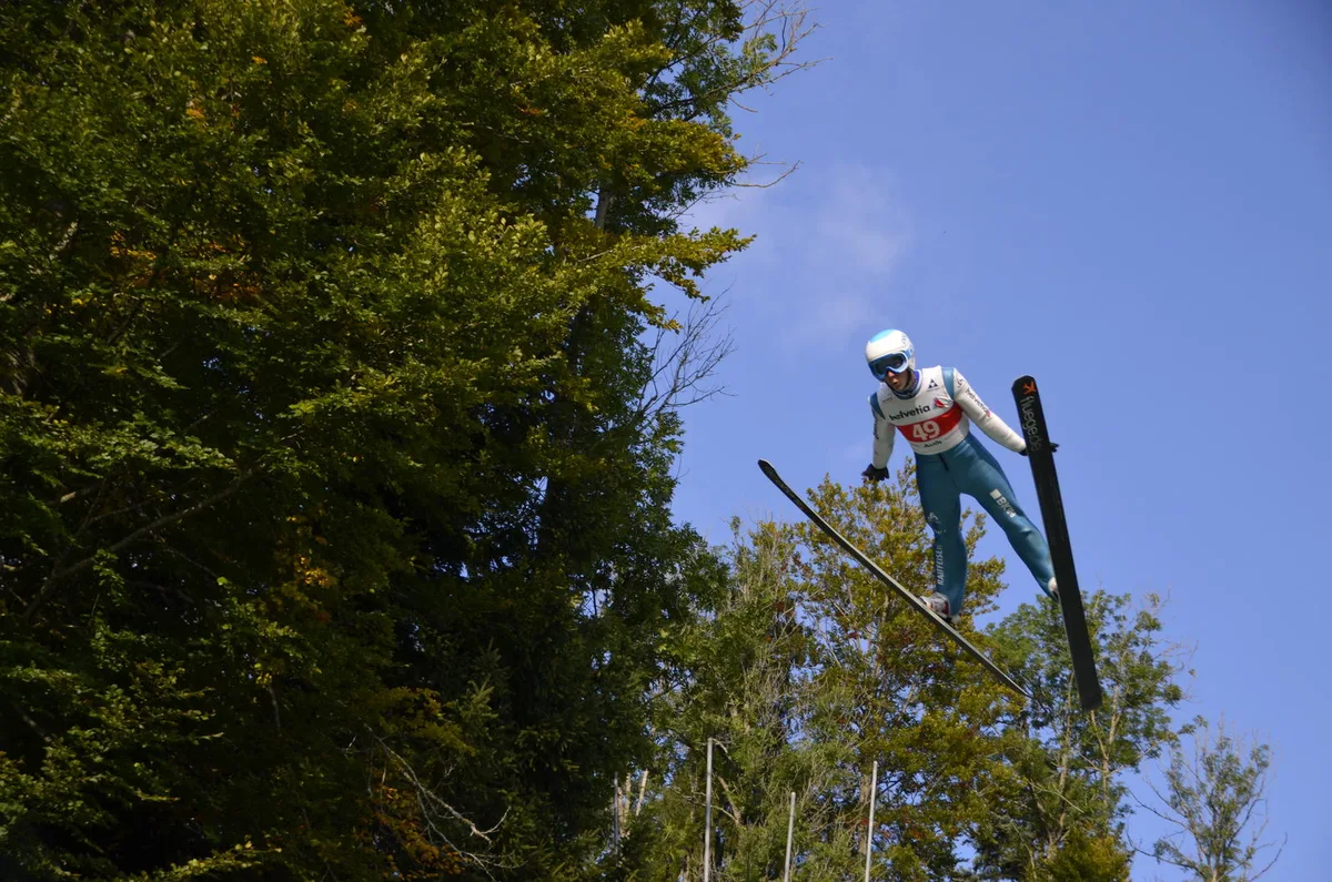 mario_anderegg Mario Anderegg bei seinem Rekordsprung auf 68 Meter. (Bild: SC am Bachtel), Rea Kindlimann brach mit 64,5 Metern den acht Jahre alten Schanzenrekord der Frauen. (Bild: SC am Bachtel), Die beiden Rekordhalter Mario Anderegg und Rea Kindlimann. (Bild: SC am Bachtel)
