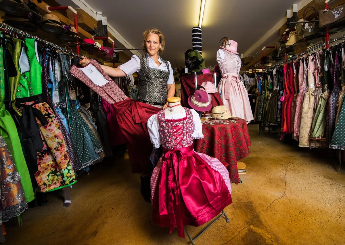 Trachtenmode-Geschäftsführerin Nicole Klauser hat Gefallen an Dirndl gefunden. (Bild: Seraina Boner), Geschäftsführerin Nicole Klauser (rechts) mit den Mitarbeiterinnen Heike Croci-Torti (Mitte) und Marianne Wulf (links). (Bild: Seraina Boner)