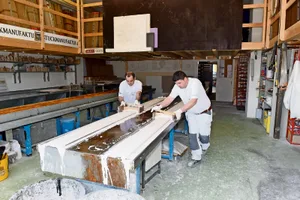 prod_hd_handwerker043-u103409811500ed-408x426zrz-zum_0 Wieder und wieder wird der Gips von den Handwerkern gezogen. (Bild: Heinz Diener), Im Showroom in Brüttisellen kann man Muster im Raum erleben. (Bild: Heinz Diener), Zur Herstellung der Profile für Stuckaturen braucht es viel Geduld. Wieder und wieder wird der Gips gezogen und werden Löcher aufgefüllt. (Bild: Heinz Diener), Patrick Messerli (mitte) mit seinen Handwerkern bei der Montage in der «Krone». (Bild: Donato Caspari)