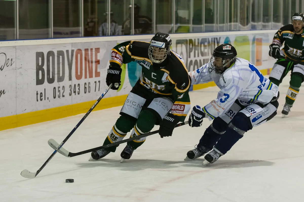 sport_122016_eishockey_pif-3 Illnau-Effretikons Thomas Korsch (links) in einem Spiel gegen Luzerns Martin Peterhans. (Archivbild: Robert Pfiffner)