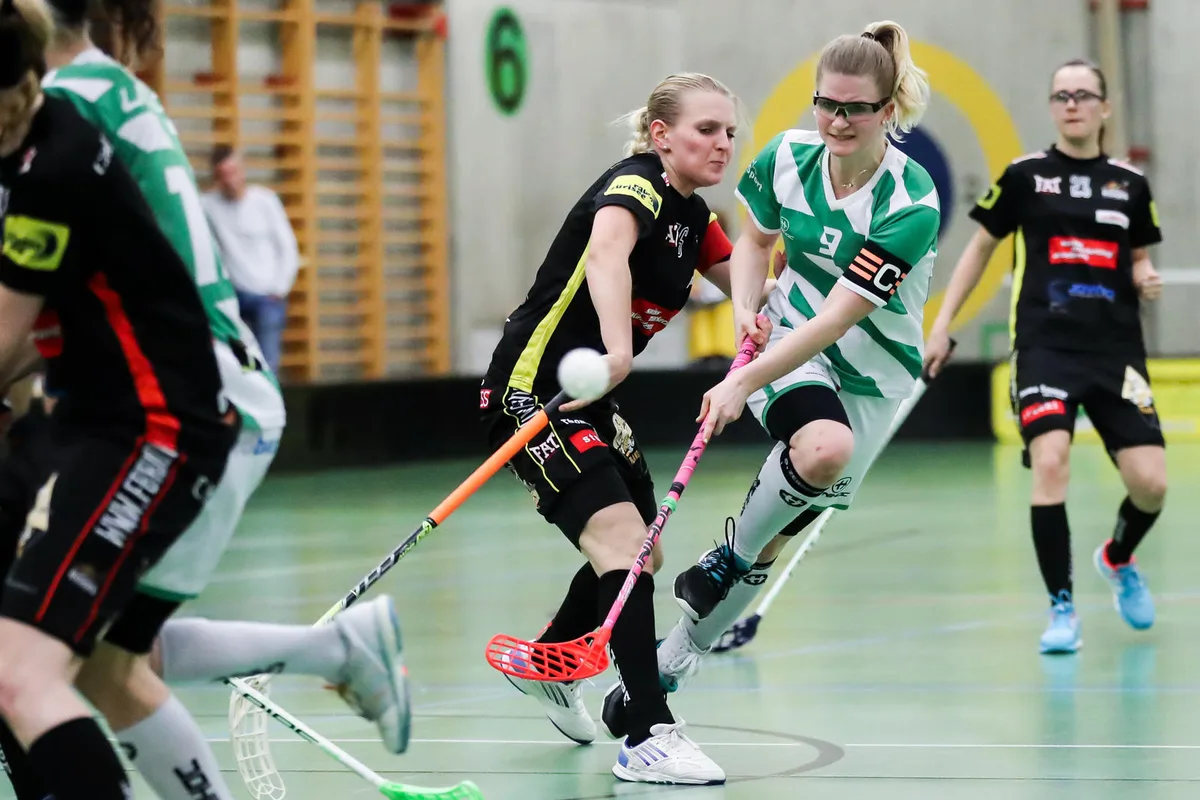 sport_18032017_unihockey_crm_01 Riders' Malin Brolund (links) in einem Spiel gegen Wasa (Iris Bernhardsgrüter). (Bildarchiv: Christian Merz)