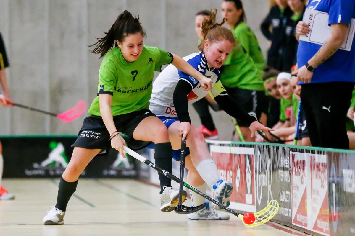 sport_21012017_unihockey_crm_01 Laupen Cecile Walder (links) im Spiel gegen Zugerland Gabriela Binkert. (Archivbild: Christian Merz)