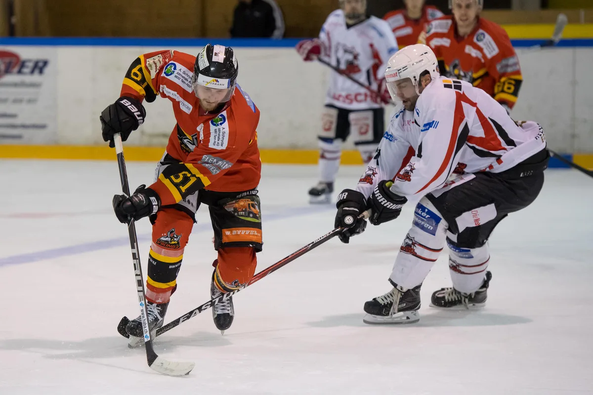sport_23092017_eishockey_pif-7 Vikings Michel De Martin (links) gegen Michael Schmerda von Sursee. (Archivbild: Robert Pfiffner)