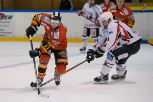 sport_23092017_eishockey_pif-7 Vikings Michel De Martin (links) gegen Michael Schmerda von Sursee. (Archivbild: Robert Pfiffner)