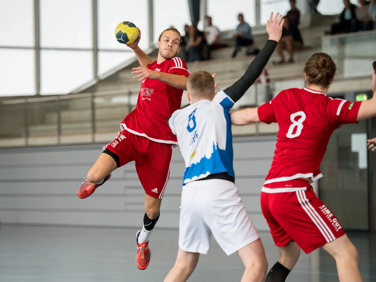 sport_30092017_handball_pif-5 Uster Gianluca Schau (am Ball) gegen Robin Wipf von Amicitia Zürich (Bild: Robert Pfiffner)