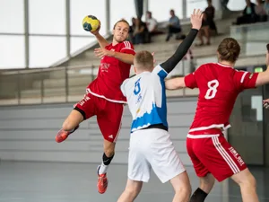 sport_30092017_handball_pif-5 Uster Gianluca Schau (am Ball) gegen Robin Wipf von Amicitia Zürich (Bild: Robert Pfiffner)