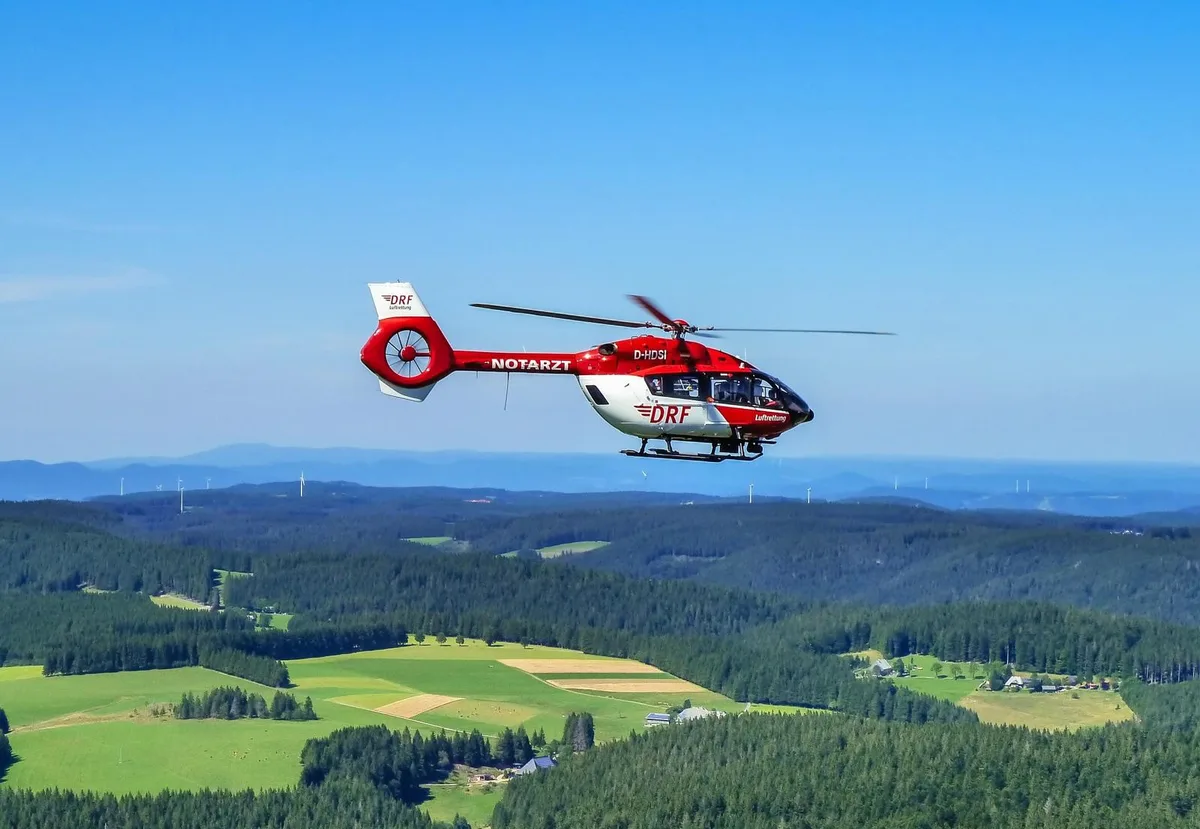 50_christoph_11 «Christoph 11» auf dem Flug zu einem Einsatz im Schwarzwaldgebiet, wo der Heli – anstelle der Rega – künftig auch nachts unterwegs ist. (Bild: DRF Luftrettung)