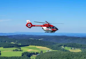 50_christoph_11 «Christoph 11» auf dem Flug zu einem Einsatz im Schwarzwaldgebiet, wo der Heli – anstelle der Rega – künftig auch nachts unterwegs ist. (Bild: DRF Luftrettung)