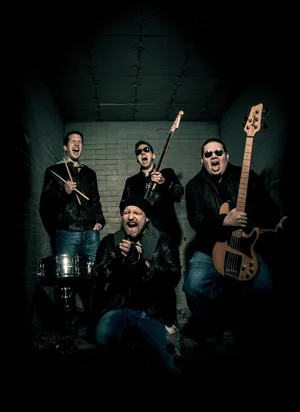 elreyoriginal «Stoner Rock» – so bezeichnen die Bandmitglieder Alex Hauser, Tobias Herrmann, Juri Hotz und Daniel Hugentobler (von links) die Musik von «El Rey». (Bild: zvg), Die Band «El Rey» bei ihrem Auftritt am Openair Seuzach. (Bild: Mano Reichling)