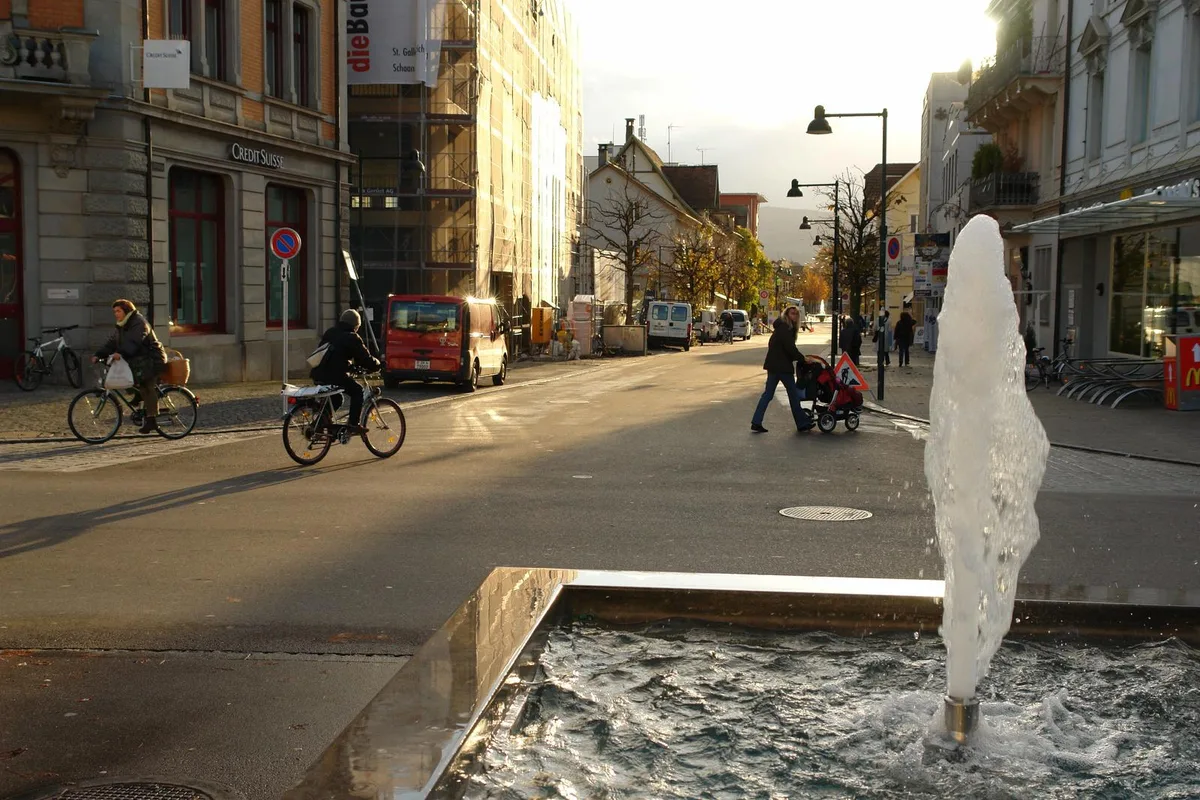 Blick vom Bahnhof in die Poststrasse Uster. (Bild: Christian Brändli), Überblick des Stadtzentrums in Uster: Die Motionäre wollen vier Strassen während vier Wochenenden nur für Fussgänger und Velofahrer zugänglich machen. (Grafik: Andreas Steiner), Der östliche Teil der Bankstrasse soll an einem Wochenende pro Jahreszeit nur für Velos und Fussgänger zugänglich sein... (Bild: Andreas Stutz), ...ebenfalls die Webernstrasse... (Bild: Stephan Kälin), ...und die Gerichtsstrasse. (Bild: Eduard Gautschi)