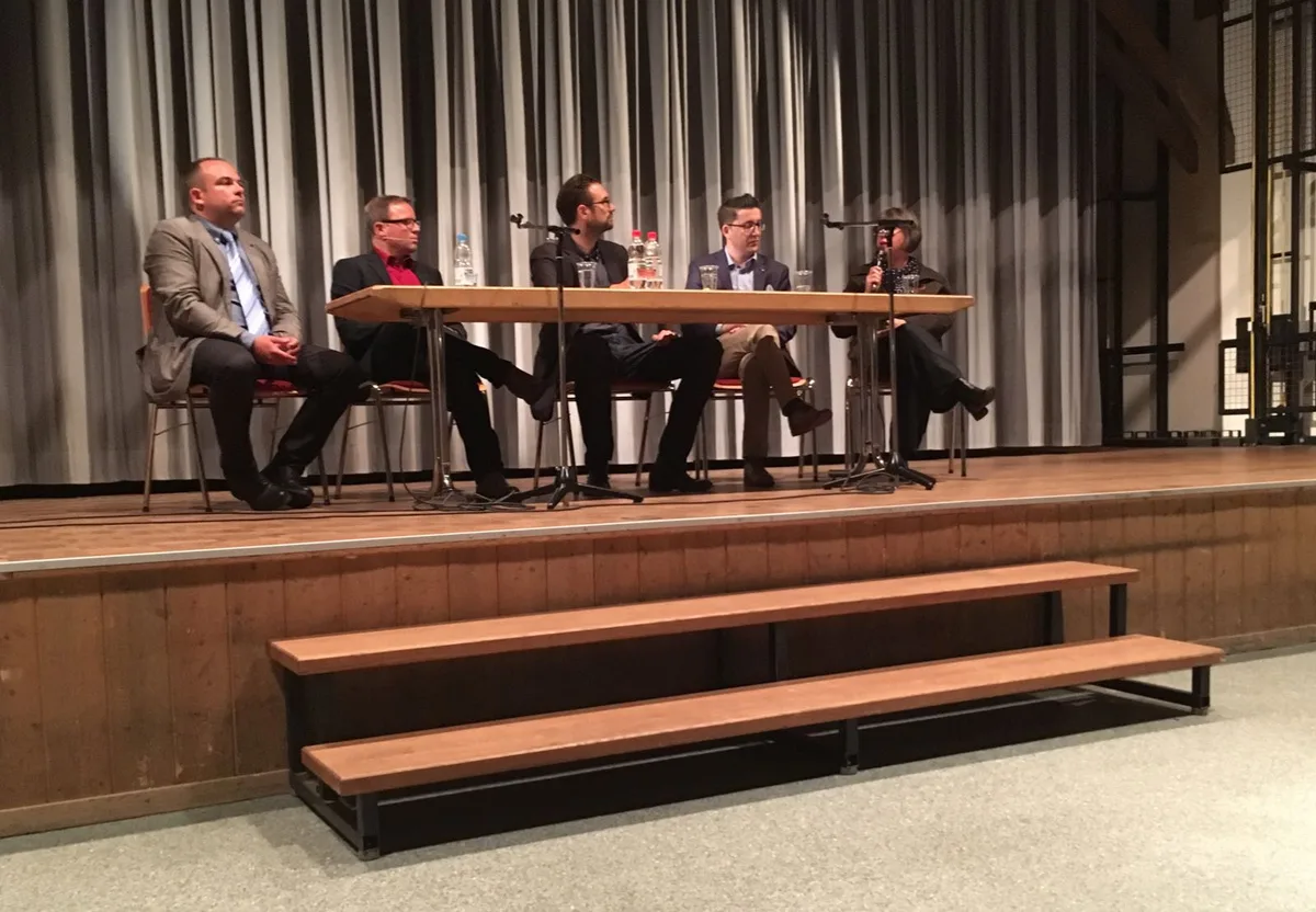 podium Soll man Salafisten die Sozialhilfe kürzen? Beim Podium in Gossau diskutierten Kantonsrat Daniel Wäfler (SVP), Journalist Kurt Pelda, Moderator Michael von Ledebur (Zürcher Oberländer), Blerium Bunjaku (parteilos) und Kantonsrätin Judith Stofer (AL) (von links). (Bild: Andreas Kurz)
