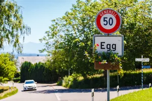 egg_ortsschild_naz-6_preview Wie in den vergangenen Jahren rechnet der Egger Gemeinderat im Jahr 2018 mit roten Zahlen. (Bild: Nicolas Zonvi)