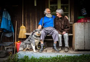 uri_02102017_bauerledigsucht_sbo_7_preview_1 Bauer Sepp und Claudia haben ihr Liebesglück gefunden. (Bild. Seraina Boner), Wer zu wem ziehen wird, ist noch unklar. Sepp hängt sehr an seinen Tieren. Hier knutscht er seinen ältesten Geissbock Max. (Bild: Seraina Boner), Sepp und Claudia auf der Ziegenweide in Bürglen im Kanton Uri. (Bild: Seraina Boner), Ob Claudia zu ihrem Sepp auf den Hof zieht, will sie diesen Winter herausfinden. (Bild: Seraina Boner), Kaffee und Kuchen: Sepp und Claudia geniessen die gemeinsame Zeit. Wenn sie sich nicht um die Geissen kümmern, unternehmen die beiden gerne Ausflüge. (Bild: Seraina Boner), Claudia kommt Sepp fast alle zwei Wochen auf seinem Hof in Bürglen besuchen. (Bild: Seraina Boner)