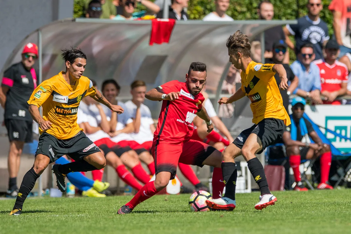 Harbin Osmani, hier gegen die Schaffhauser Luca Tranquilli (l.) und Filip Vannuca, war in Frühling der Matchwinner gegen Frauenfeld. (Archivbild: Robert Pfiffner)