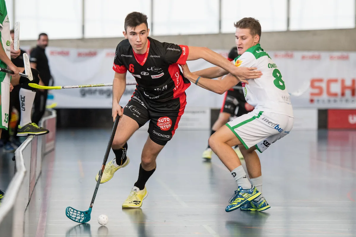 Usters Florian Niederöst (links) gegen Waldkirch-Spieler Nico Conzett. (Archivbild: Robert Pfiffner)