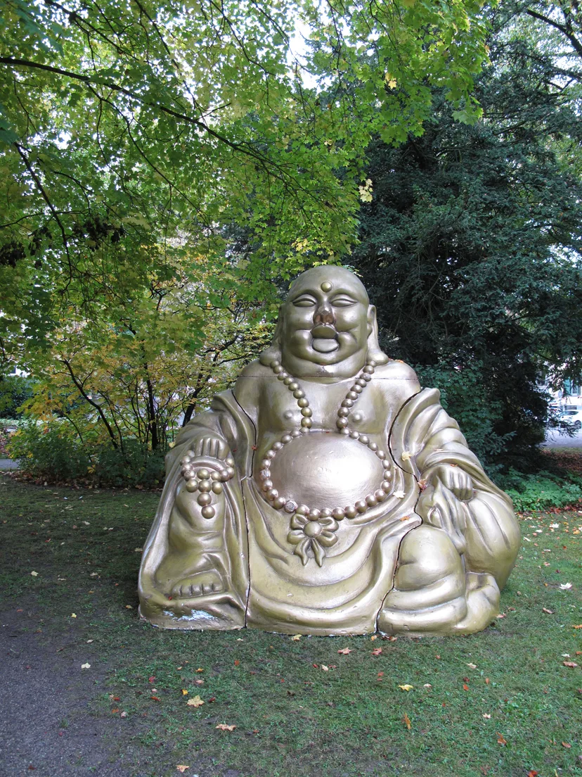 2017_10_09_10_31_img_0001 Noch ist unklar, wer diesen Buddha im Lindengutpark Winterthur aufgestellt hat. (Bild: Stadtpolizei Winterthur)