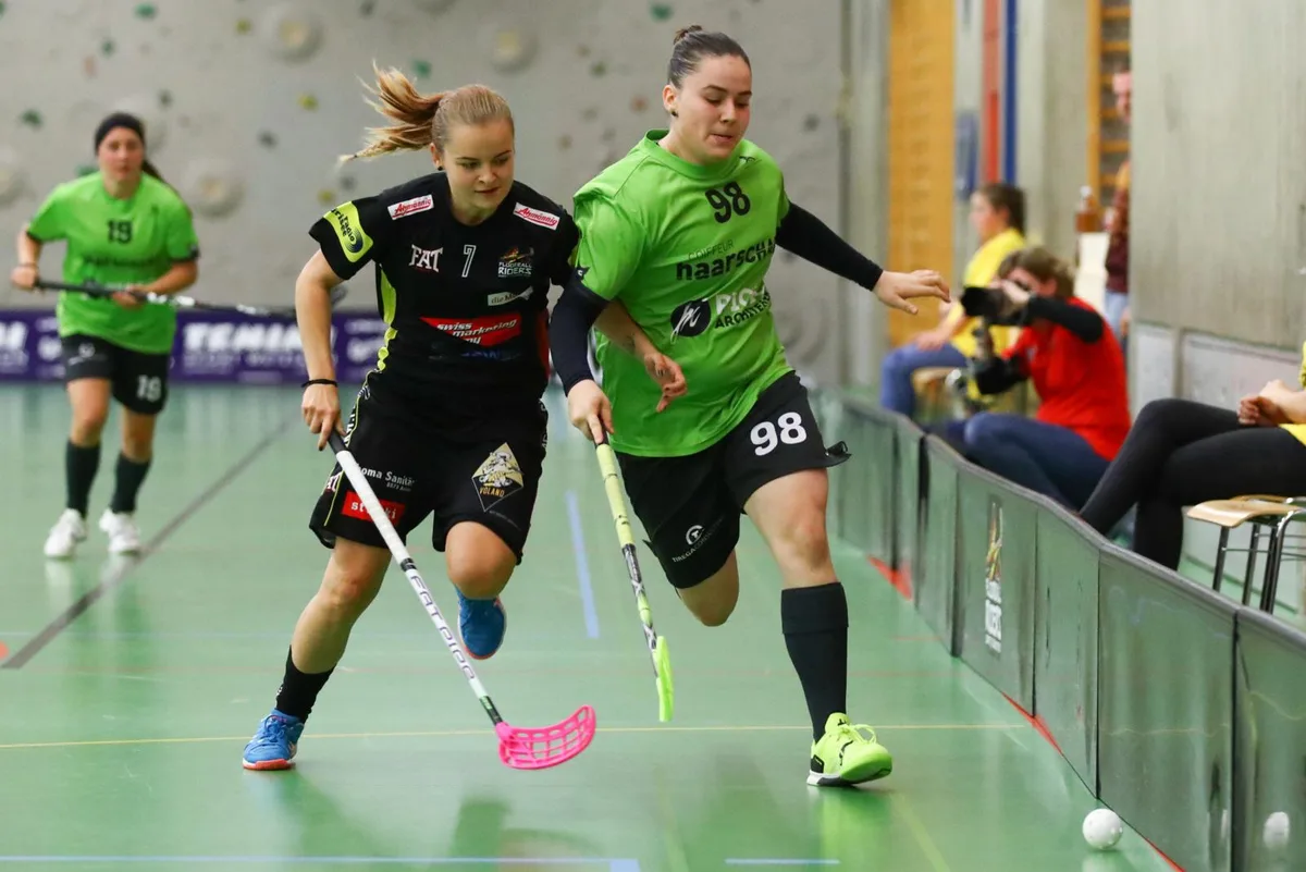 Riders-Spielerin Jablonowska (links) im Duell gegen die Laupnerin Sabrina Aerne. (Bild: David Kündig), Einhändiger Störenfried: Iris Brünn (links) von den Riders versucht mit ihrer Stockarbeit, die Laupnerin Corina Keller aus dem Takt zu bringen. (Bild: David Kündig), Riders-Spielerin Nadine Roten (links) bedrängt Alena Holst. (Bild: David Kündig), Laupner Jubel nach einem Tor. (Bild: David Kündig)