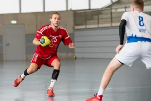 sport_30092017_handball_pif-6_preview Der Ustermer Gianluca Schaub im Angriff. (Archivbild: Robert Pfiffner)