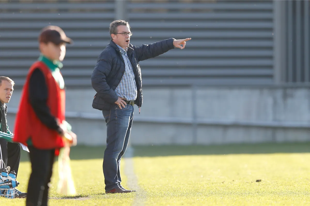 sport_30102016_fussballwetzikonbruetti_crm_16_preview Er weist seiner Equipe den Weg: Brüttisellen-Trainer Robert Merlo. (Archivbild: Christian Merz), Viel Grund zum Jubeln: Brüttisellen holte bisher in jedem Spiel das Punktemaximum. (Archivbild: David Kündig)