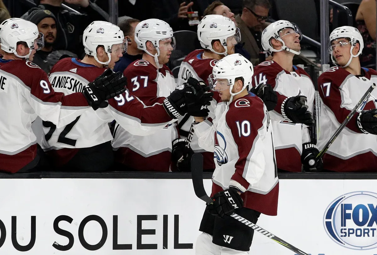 1506653753582_preview Sven Andrighetto (vorne) lässt sich von seinen Teamkollegen gratulieren. (Bild: Keystone)