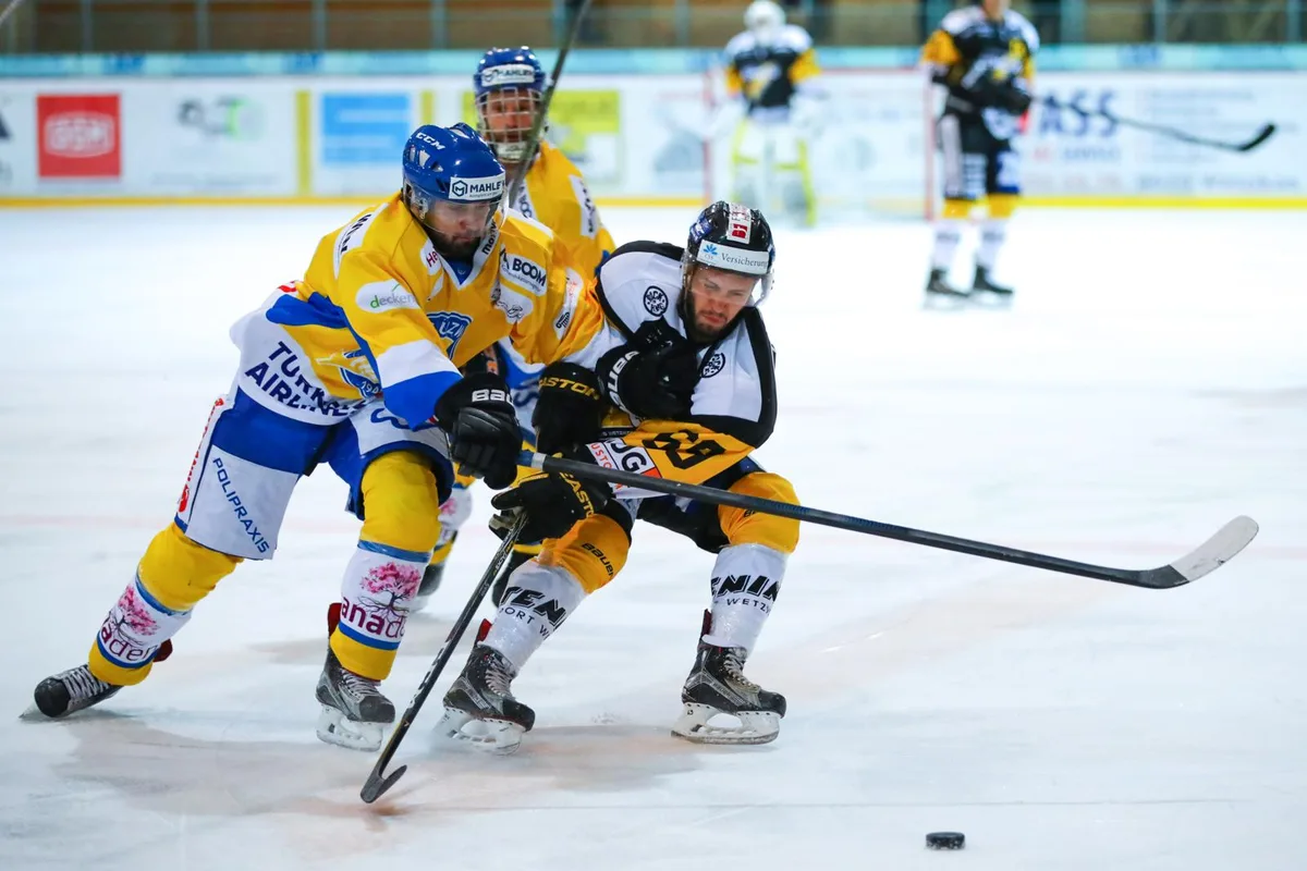 sport_07102017_eishockeywetzikonuzwil_dku__2__preview Der EHC Wetzikon (Mischa Kräutli, rechts) hatte gegen den EHC Arosa nichts zu bestellen. (Archivbild: David Kündig)