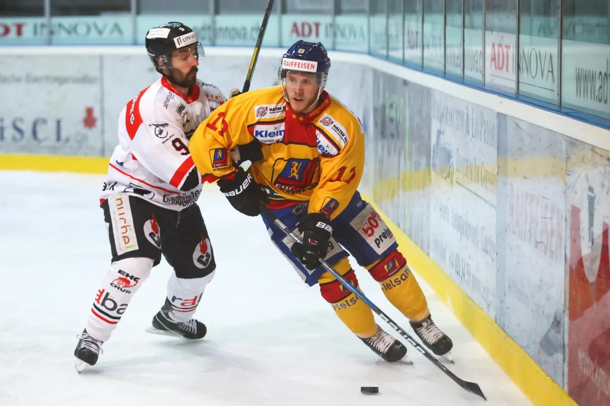 sport_27092017_eishockeyduebichur_dku__5__preview Gianni Brandi (rechts) setzte sich mit dem EHC Dübendorf auswärts in Seewen durch. (Archivbild: David Kündig)