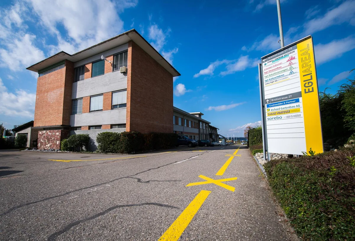 wetzikon_12102017_eglistrassenbau_sbo_2_preview Nur noch ein Jahr in Wetzikon: Die Egli Strassenbau Gruppe konnte keinen Alternativstandort in der Stadt finden. (Bild: Seraina Boner)