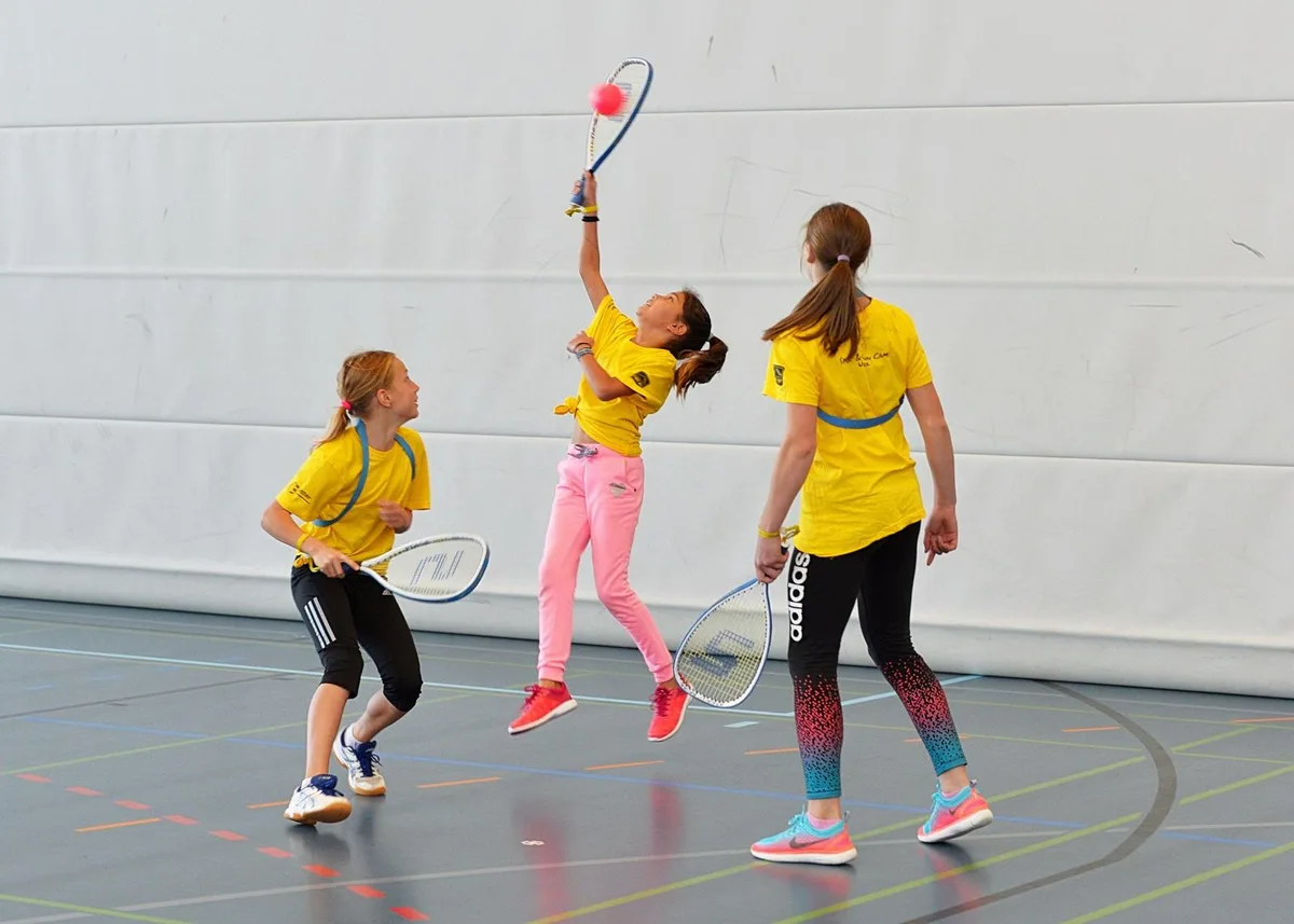 sportundfuncamp_weu_01 Kinder der sechsten Primarklasse spielen in der Sporthalle Buchholz Smolball. (Bild: Urs Weisskopf), Kinder der sechsten Primarklasse spielen in der Sporthalle Buchholz Smolball. (Bild: Urs Weisskopf)