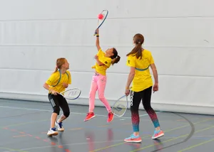 sportundfuncamp_weu_01 Kinder der sechsten Primarklasse spielen in der Sporthalle Buchholz Smolball. (Bild: Urs Weisskopf), Kinder der sechsten Primarklasse spielen in der Sporthalle Buchholz Smolball. (Bild: Urs Weisskopf)