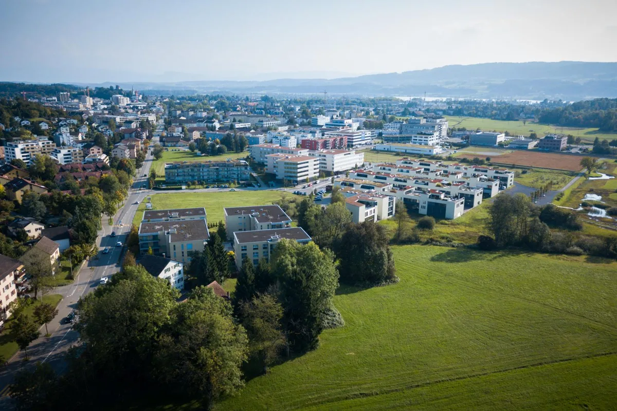 uster_umfahrung23-09-17_fsm_023_preview Entlang des Moores (links) und durch das Gebiet der Loren (hinten) hindurch soll die geplante Strasse «Uster West» von der Winterthurerstrasse (links) auf die Zürichstrasse führen.
(Bild: zvg), Heute noch Acker: Die geplante Strassenlinie würde beim Kreisel geradeaus gehen über die Bahnlinie bis zur Zürichstrasse.
(Bild: zvg), Mit der neuen Schutzverordnung reicht das Moorschutzgebiet bis an die geplante Strasse heran.
(Grafik: jum)