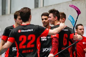 sport_15102017_unihockey_crm_01 Viel Grund zur Freude: Der UHC Uster fertigte Thun glatt 8:2 ab. (Bild: Christian Merz)