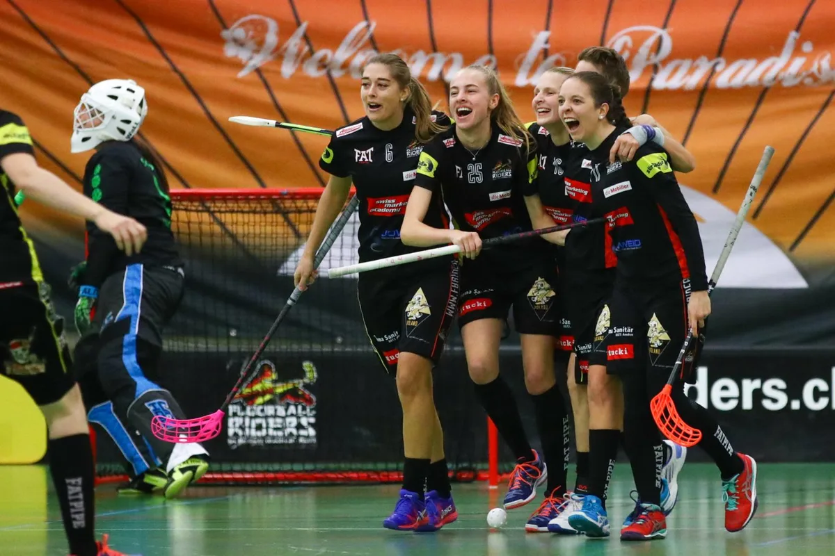 sport_07102017_unihockeyriderslaupen_dku__1__preview Am Ende doch gejubelt: Die Floorball Riders. (Archivbild: David Kündig)