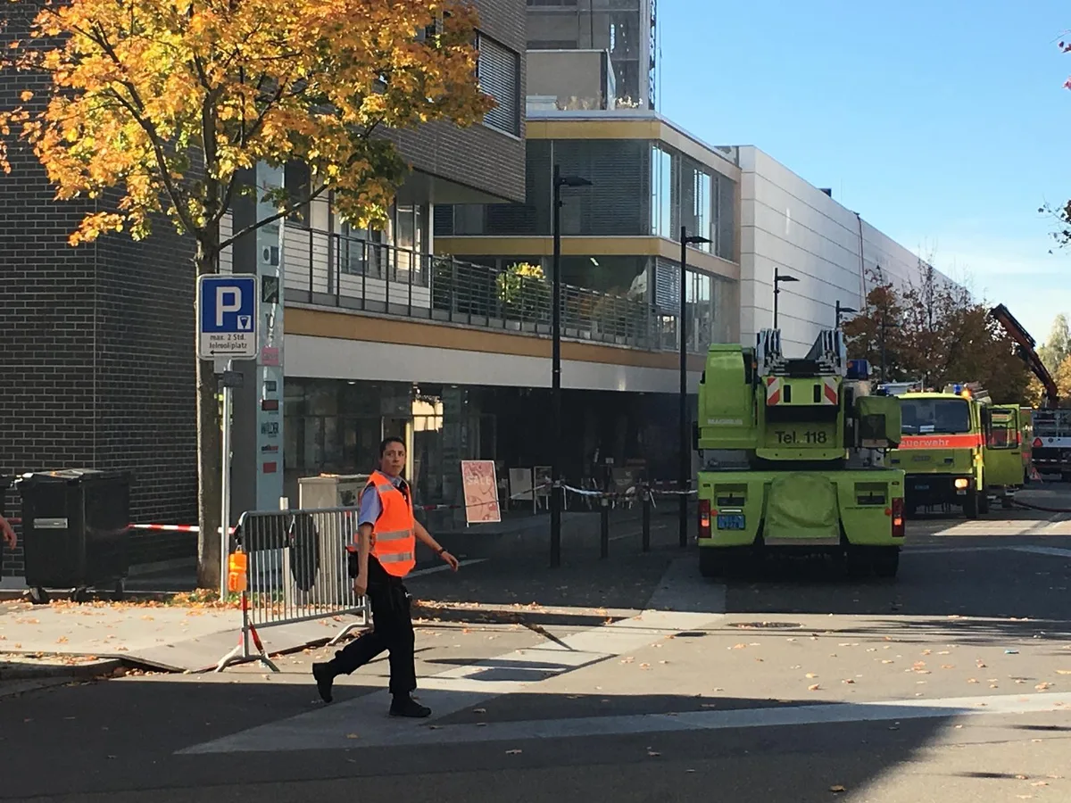 bruno_bachmann_gasleitungsbrand Brand im Einkaufszentrum Illuster: Die Rettungskräfte sind im Einsatz. (Leserbild: Bruno Bachmann)