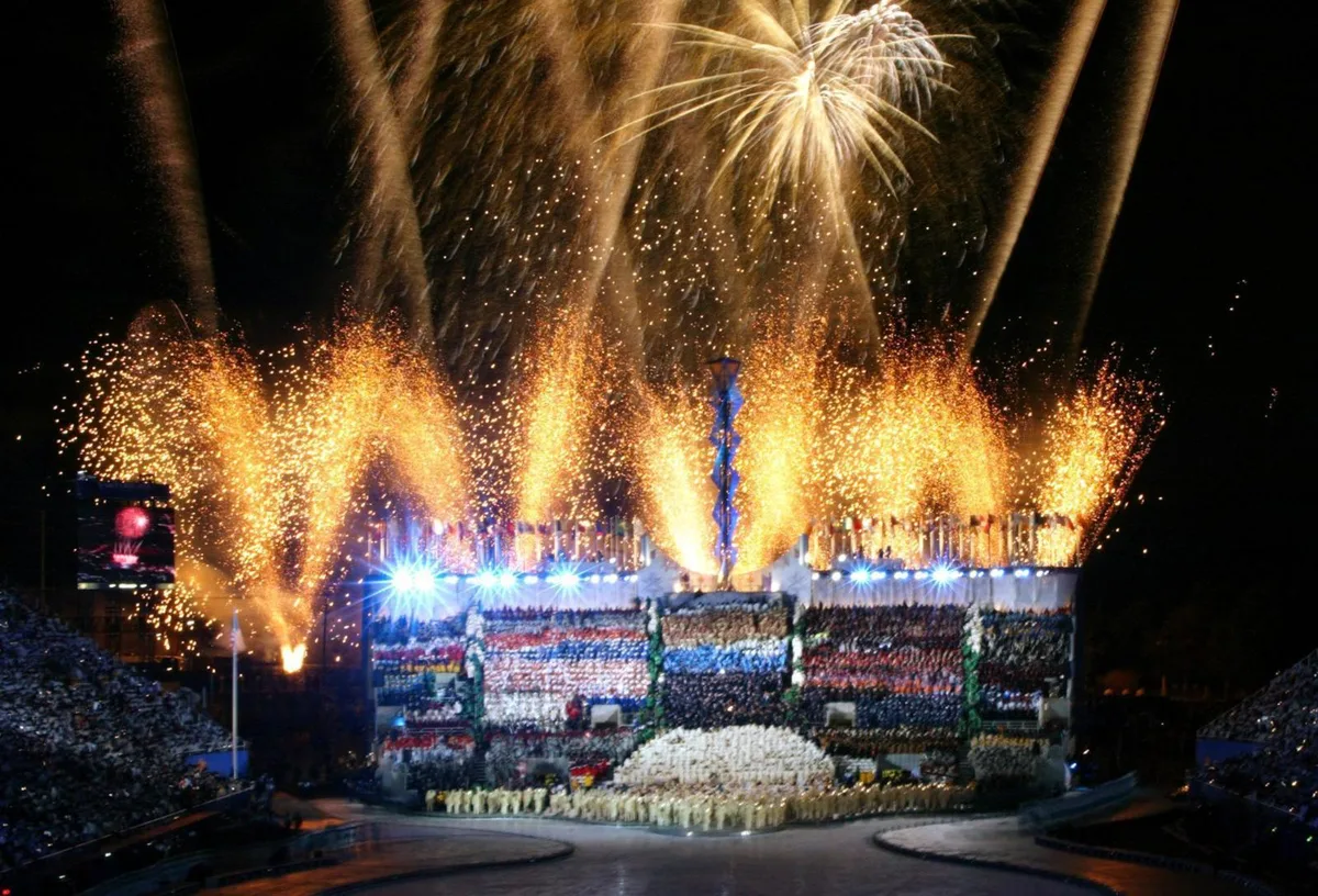 1508196470851_preview Der Bundesrat will Olympische Spiele in die Schweiz holen. Im Bild die Eröffnungsfeier der Spiele in Salt Lake City von 2002. (Archivbild: Keysteone)